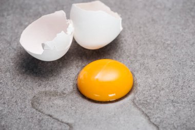 gri dokulu arka planda çiğ ezilmiş yumurta sarısı ve protein ile yakın