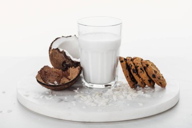 beyaz üzerinde izole Hindistan cevizi ve çikolata çerezleri yakın cam Hindistan cevizi vegan süt