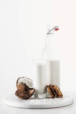 beyaz üzerinde izole Hindistan cevizi ve çikolata çerezleri yakın cam ve şişe Hindistan cevizi vegan süt