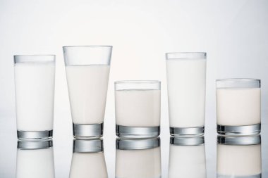 yansıma ile gri arka planda organik taze alternatif Vegan ile gözlük