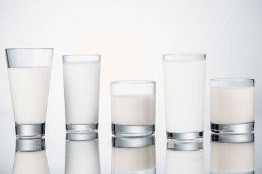 yansıma ile gri arka planda organik taze vegan süt ile gözlük satırı