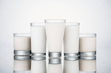yansıma ile gri arka planda organik alternatif süt ile gözlük