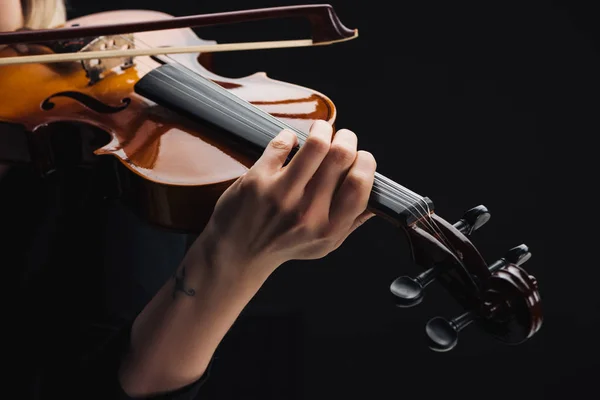 裁剪视图纹身妇女演奏大提琴与弓孤立的黑色 — 图库照片
