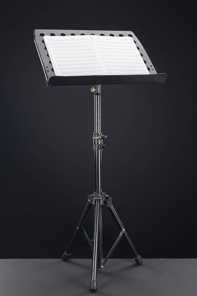 открытая музыкальная книга на черном фоне
