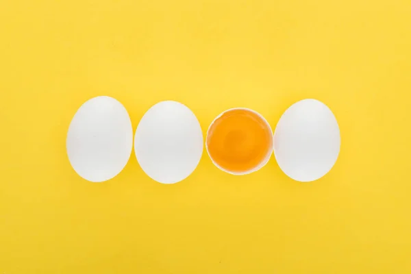 Vista Superior Tres Huevos Enteros Pollo Blanco Fila Con Uno — Foto de Stock