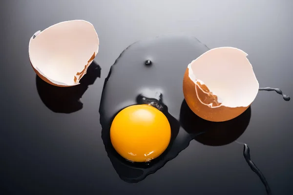 Close Fresh Smashed Egg Yolk Protein Eggshell Black Background — Stock Photo, Image