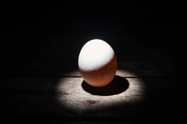 Huevo Pollo Blanco Oscuridad Superficie Madera Envejecida —  Fotos de Stock