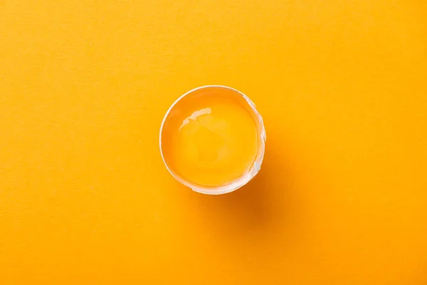 Top View Smashed Chicken Egg Yolk Bright Orange Background — Stock Photo, Image