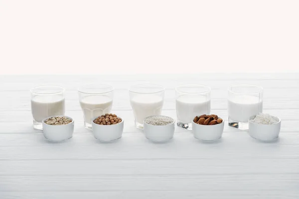 Gläser Mit Kokos Kichererbsen Hafer Reis Und Mandelmilch Auf Weißer — Stockfoto