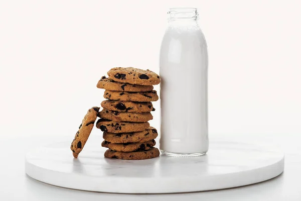 Pilha Biscoitos Chocolate Saborosos Perto Garrafa Com Leite Isolado Branco — Fotografia de Stock