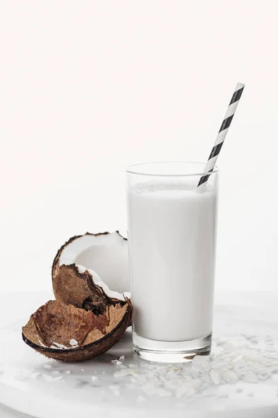 Kokos Veganistische Melk Glas Met Stro Geïsoleerd Wit — Stockfoto