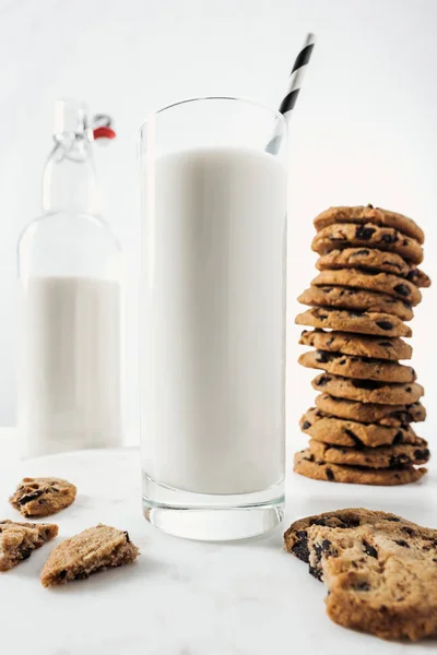 Foco Seletivo Vidro Com Leite Fresco Palha Perto Biscoitos Chocolate — Fotografia de Stock