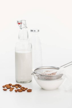 badem ve nohut vegan süt kase ve şişe yakın malzemeler
