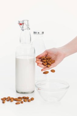 badem Vegan sütü pişirme sırasında kadın kase badem koyarak kırpılmış görünümü