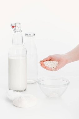 pirinç vegan süt pişirme sırasında kadın kase pirinç koyarak kırpılmış görünümü
