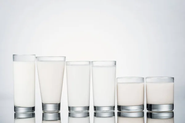 Fila Bicchieri Con Latte Vegano Biologico Sfondo Grigio — Foto Stock