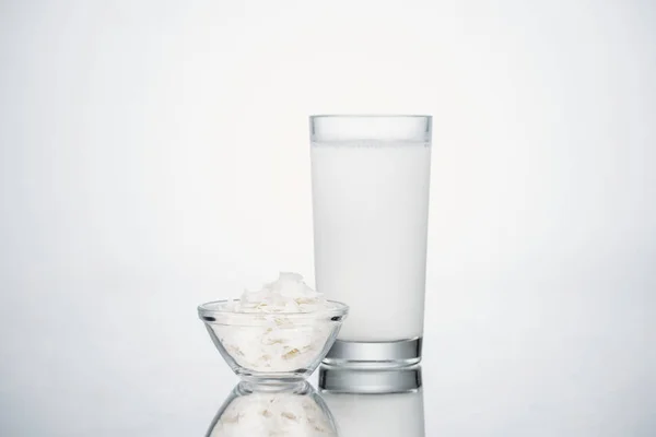 Kokosnuss Vegane Milch Glas Neben Schüssel Mit Kokosscheiben Auf Grauem — Stockfoto