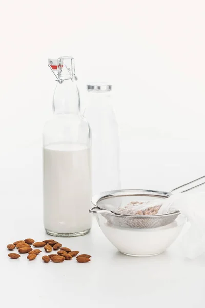 杏仁和鹰嘴豆素菜牛奶在碗和瓶附近的成分 — 图库照片