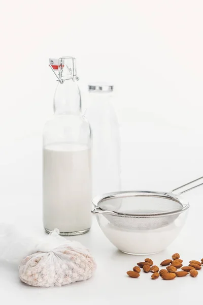 Bio Mandeln Und Kichererbsen Vegane Milch Schüssel Und Flasche Der — Stockfoto