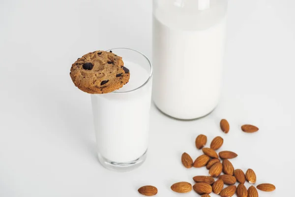 Latte Mandorla Biologico Bottiglia Bicchiere Con Biscotto Cioccolato — Foto Stock