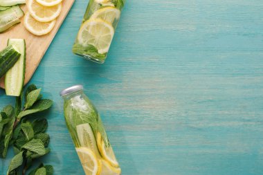 limon ve salatalık dilimleri ve nane ile şişeleri detoks içkisi üst görünümü