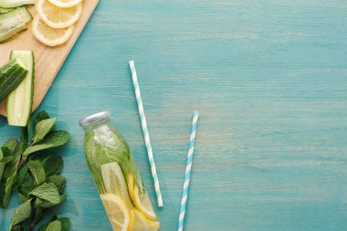 limon ve salatalık dilimleri, nane ve pipetler yakın şişe detoks içecek üst görünümü