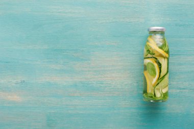taze limon ve salatalık dilimleri ve nane ile şişe detoks içkisi üst görünümü 