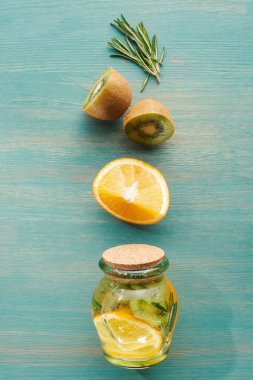 Portakallar, kivi ve biberiye ile kavanoz içinde Detox içecek üst görünümü