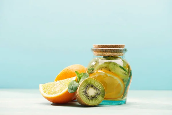 Detox Drinken Pot Buurt Van Kiwi Munt Sinaasappels Geïsoleerd Blauw — Stockfoto