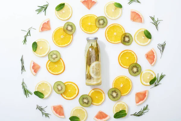 Flache Lage Mit Geschnittenen Kiwi Orangen Zitronen Grapefruits Minze Rosmarin — Stockfoto