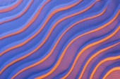zobrazení texturovaného písku s hladkými vlnami a neórovým fialovým filtrem