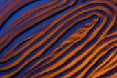 pohled na abstraktní texturované pozadí s pískem, hladkými vlnami a barevným filtrem