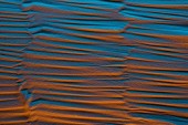 felülnézet textúrájú homokos háttérrel, színes szűrővel és absztrakt hullámok
