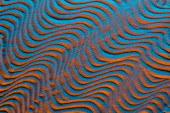 horní pohled na písčité pozadí s barevným filtrem a abstraktními vlnami