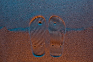 renk filtresi ile kum üzerinde Flip flop işareti üst görünümü