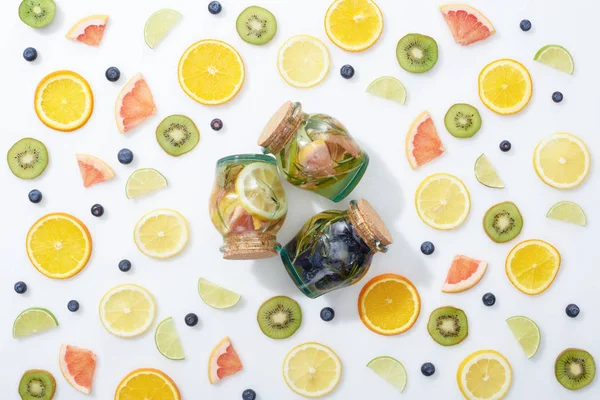 슬라이스 과일과 바탕에 블루베리 항아리에 음료의 평면도 — 스톡 사진