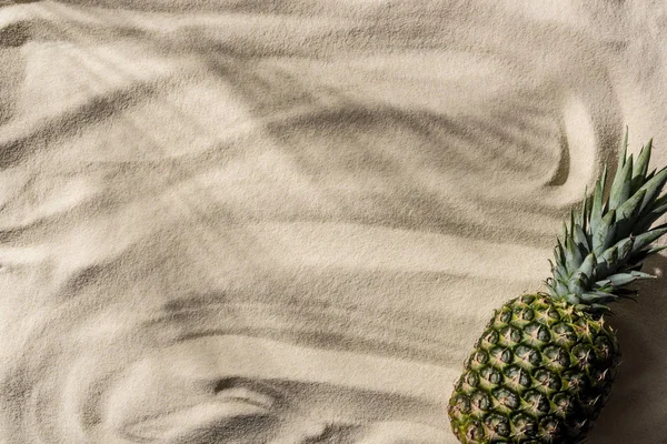 在有文字的沙滩上 有复制空间的新鲜菠萝的顶部视图 — 图库照片