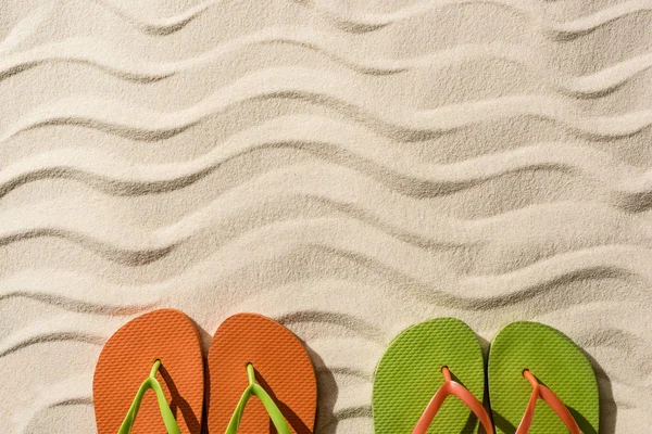 Draufsicht Auf Bunte Flip Flops Auf Welligem Sand Mit Kopierraum — Stockfoto