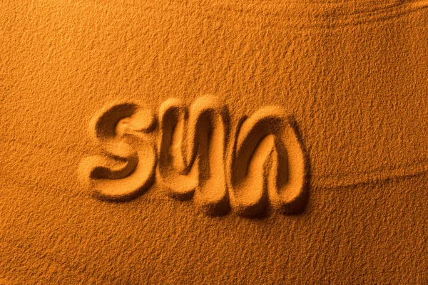Вид Зверху Слова Сонце Написане Піску Кольоровим Фільтром — стокове фото