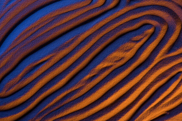 вид сверху на абстрактный текстурированный фон с песком, гладкими волнами и цветовым фильтром
