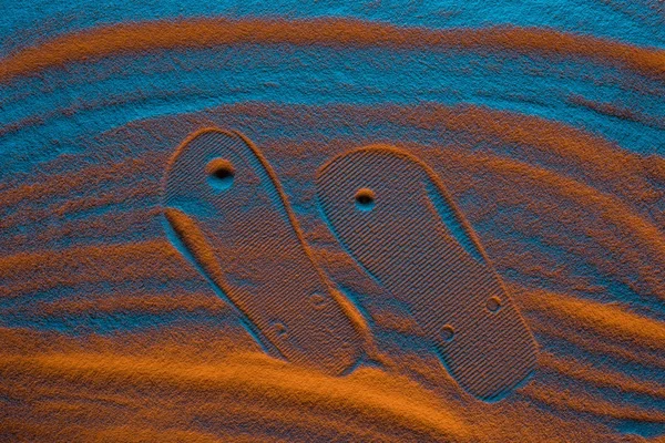 Bovenaanzicht Van Flip Flops Merk Textuur Zand Met Kleur Filter — Stockfoto
