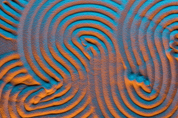 вид сверху песчаного фона с цветным фильтром и абстрактными волнами
