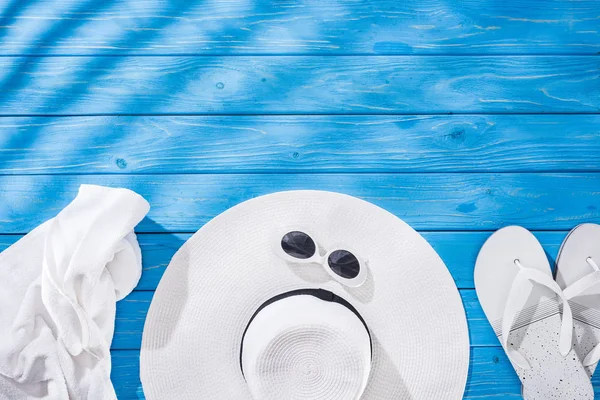 Top View Crumpled Towel White Glasses Flip Flops Floppy Hat — Stock Photo, Image