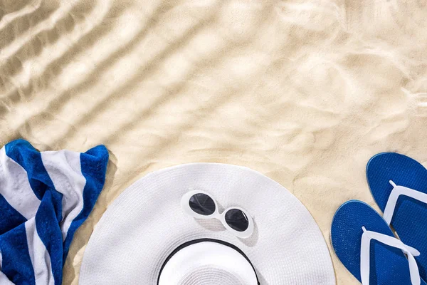 Top View Striped Towel Retro Sunglasses Floppy Hat Blue Flip — Stock Photo, Image