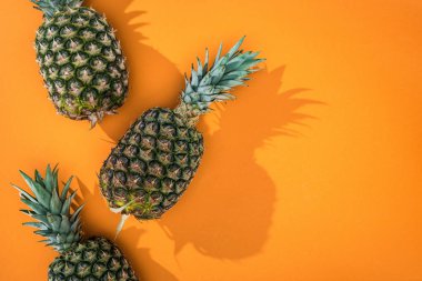 gölgeler turuncu arka plan ve kopyalama alanı ile üst görünüm ananas