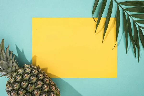 Top View Pineapple Tropical Leaf Yellow Card Copy Space Turquoise — Stock Photo, Image