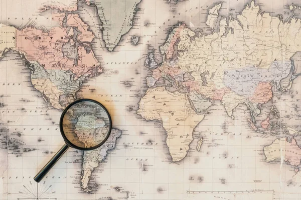 世界地図上の虫眼鏡のトップビュー — ストック写真