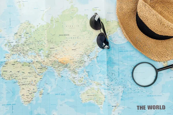 Vue Dessus Chapeau Paille Lunettes Soleil Loupe Sur Carte Monde — Photo