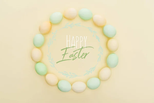 노란색 배경에 그려진 계란으로 프레임의 상단보기와 행복한 부활절 — 스톡 사진