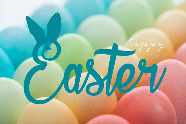 Frohe Ostern Schriftzug Auf Dem Hintergrund Der Bunt Bemalten Eier — Stockfoto
